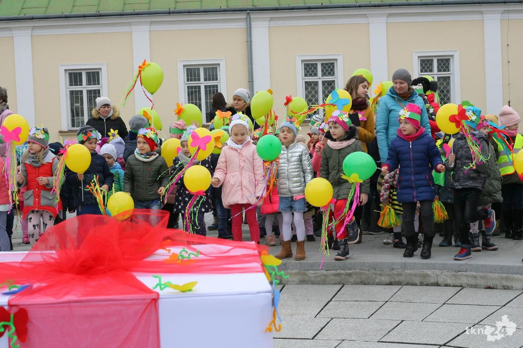 Przedszkolaki w Końskich budziły wiosnę! Zobaczcie wideo i zdjęcia