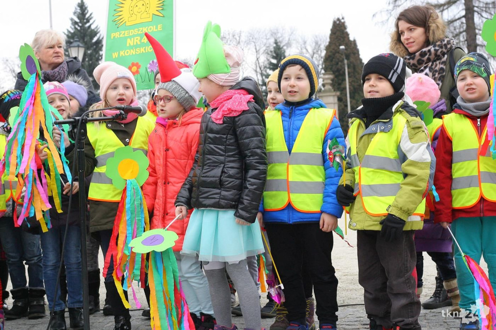 Przedszkolaki w Końskich budziły wiosnę! Zobaczcie wideo i zdjęcia
