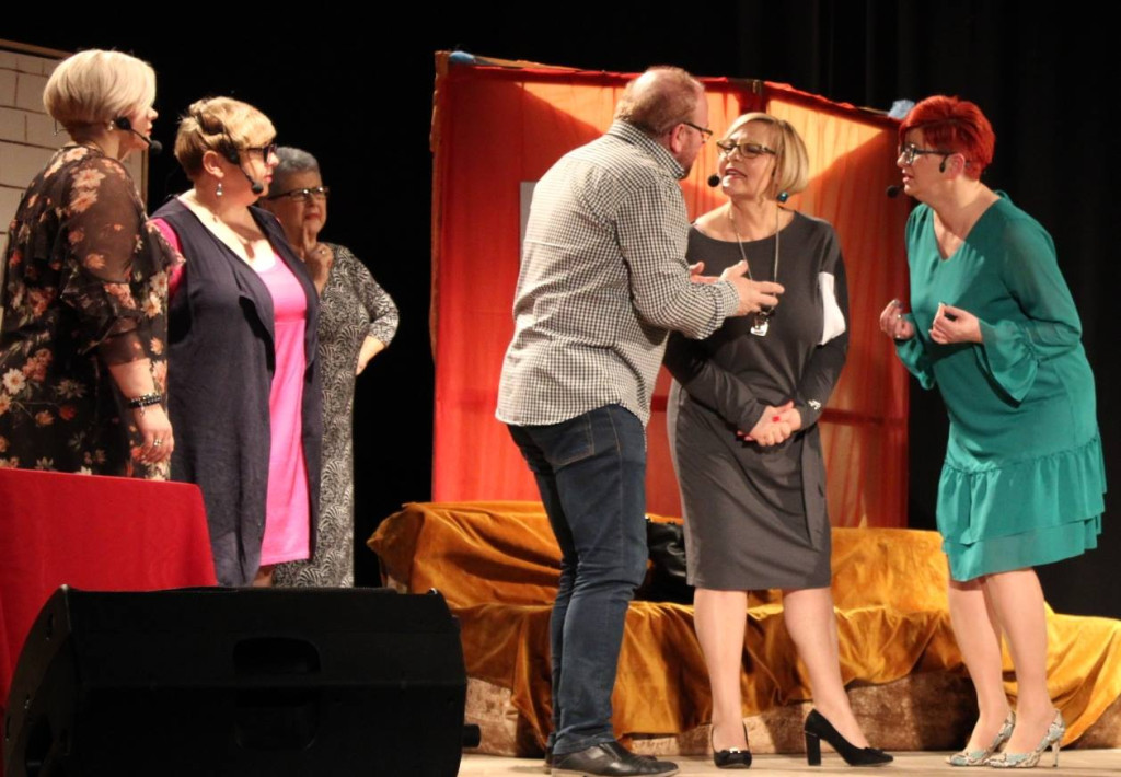 Teatralna grupa z Włoszczowy zachwyciła w Stąporkowie [zdjęcia]