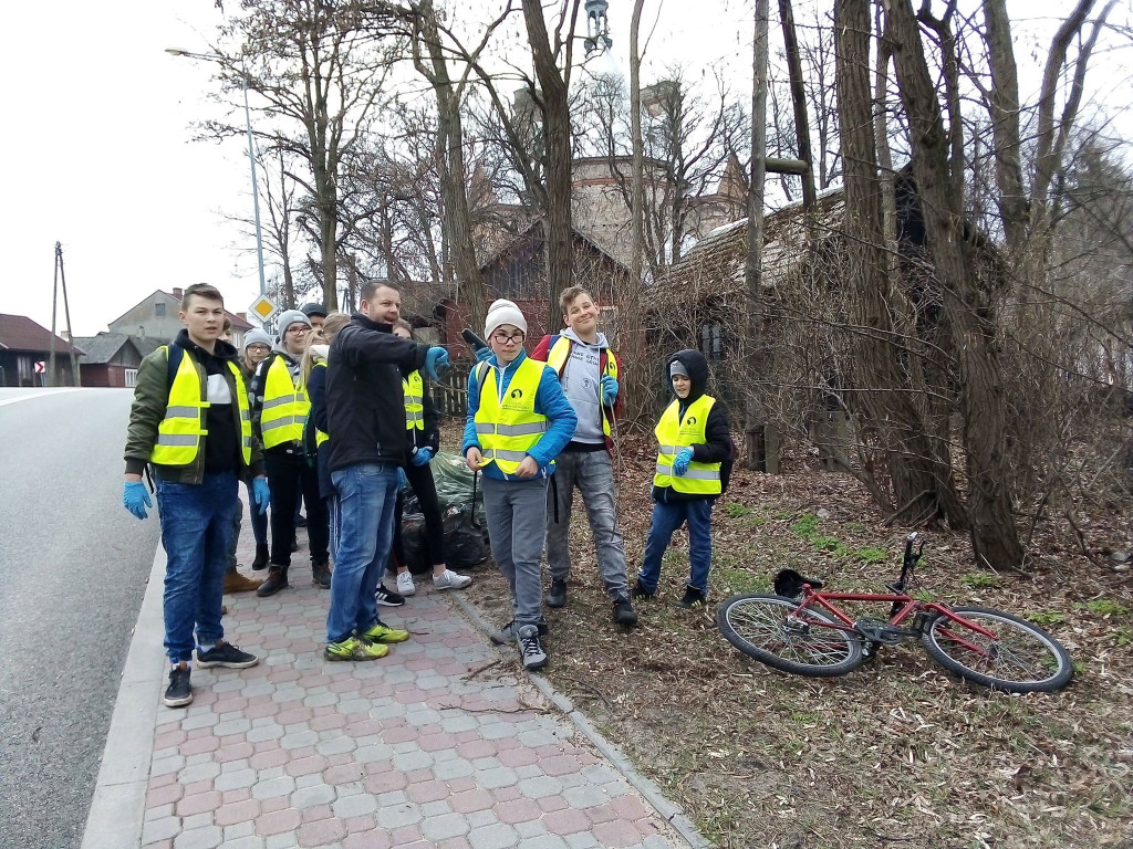 Spontaniczna akcja sprzątania świata w Fałkowie [zdjęcia]