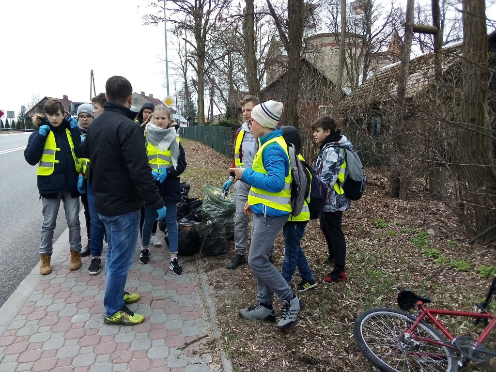 Spontaniczna akcja sprzątania świata w Fałkowie [zdjęcia]