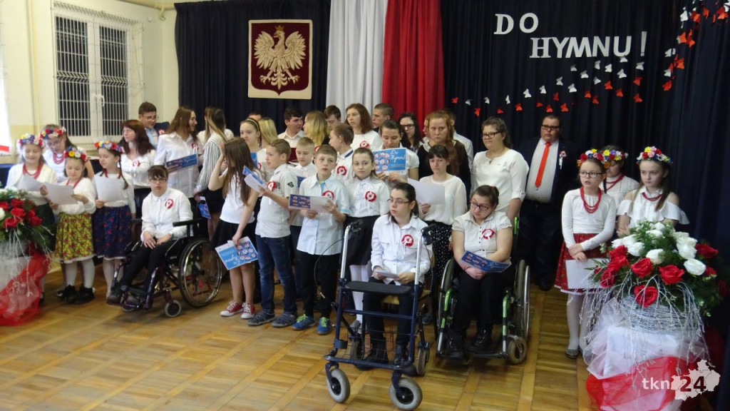 Uczniowie ośrodka w Baryczy w akcji `Do Hymnu` [wideo, zdjęcia]