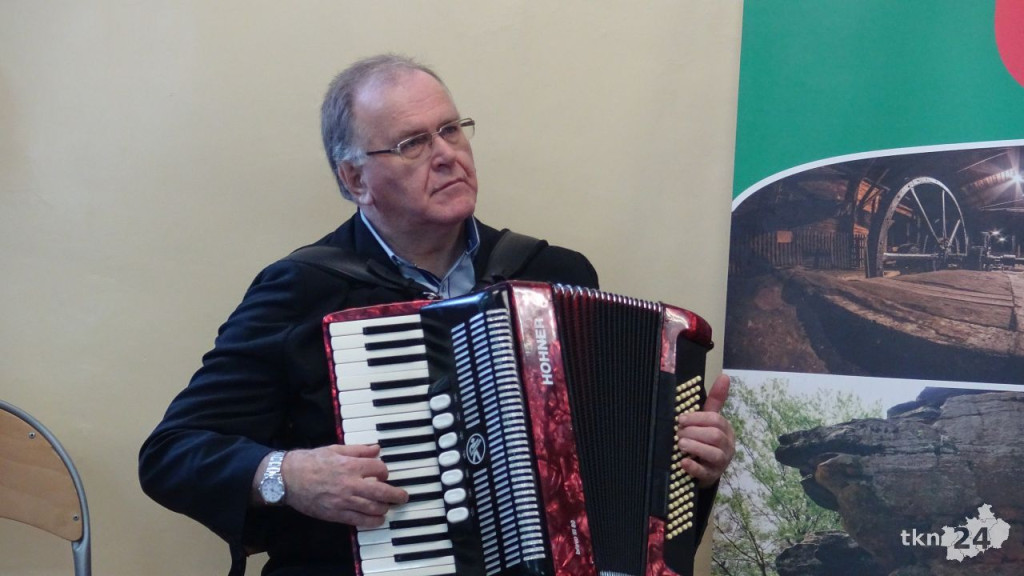 Uczniowie ośrodka w Baryczy w akcji `Do Hymnu` [wideo, zdjęcia]