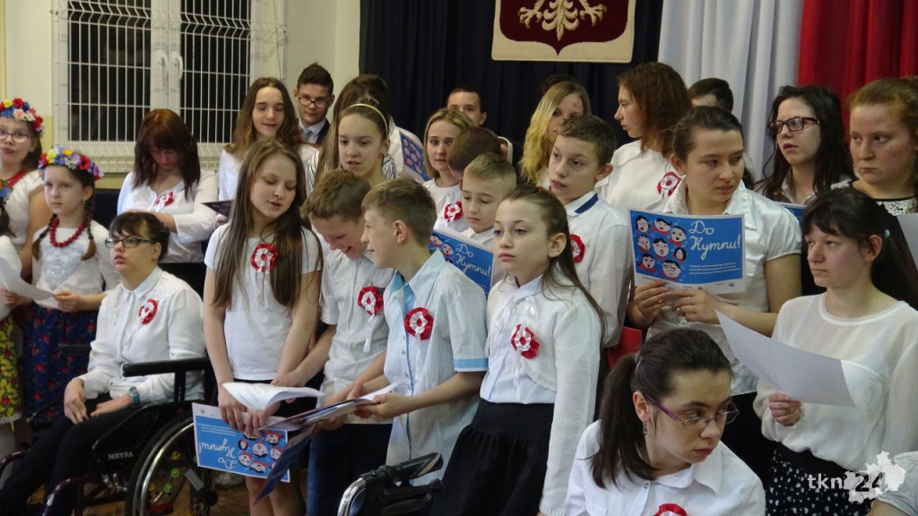 Uczniowie ośrodka w Baryczy w akcji `Do Hymnu` [wideo, zdjęcia]