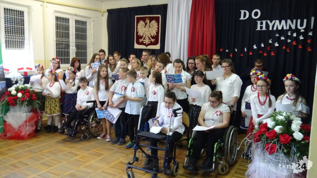 Uczniowie ośrodka w Baryczy w akcji `Do Hymnu` [wideo, zdjęcia]