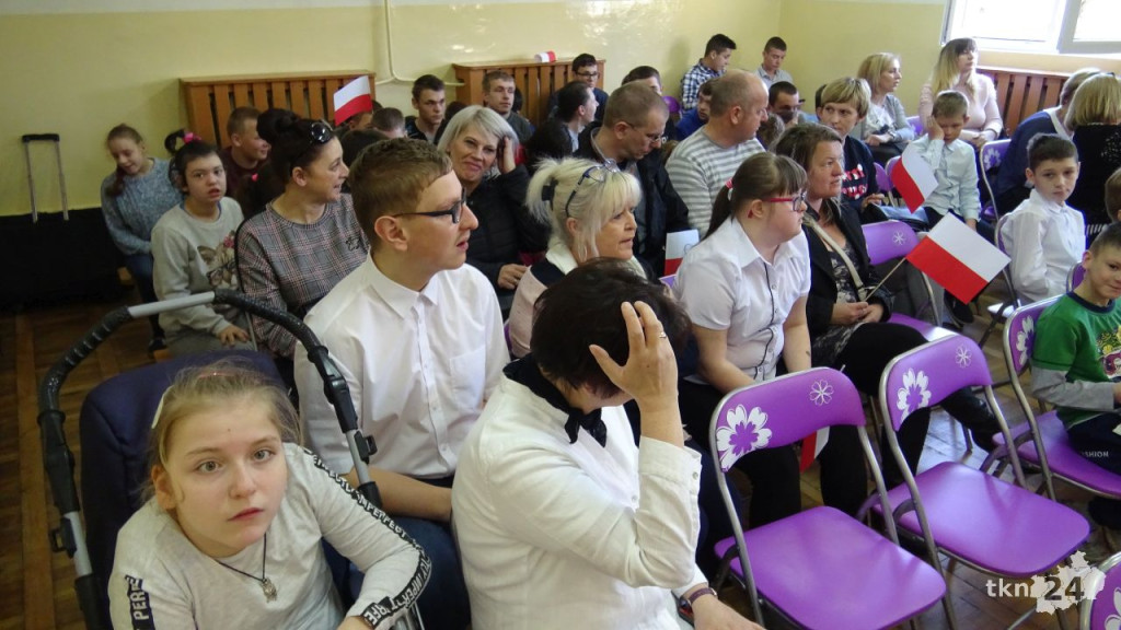 Uczniowie ośrodka w Baryczy w akcji `Do Hymnu` [wideo, zdjęcia]