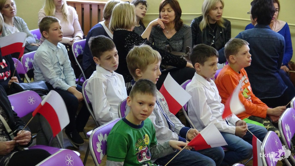Uczniowie ośrodka w Baryczy w akcji `Do Hymnu` [wideo, zdjęcia]