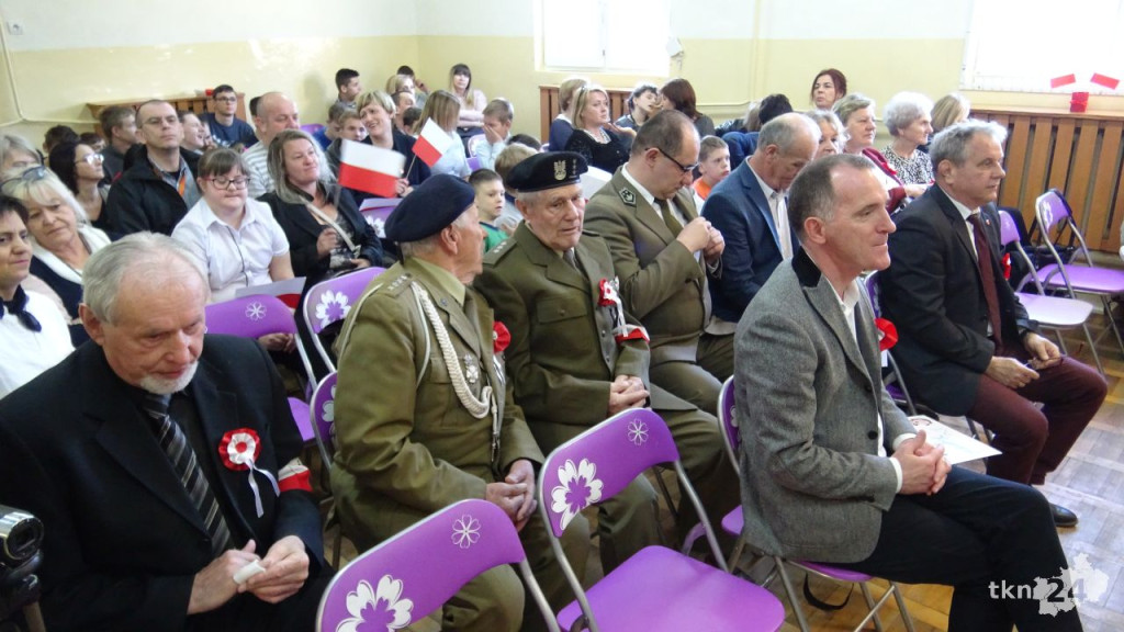 Uczniowie ośrodka w Baryczy w akcji `Do Hymnu` [wideo, zdjęcia]