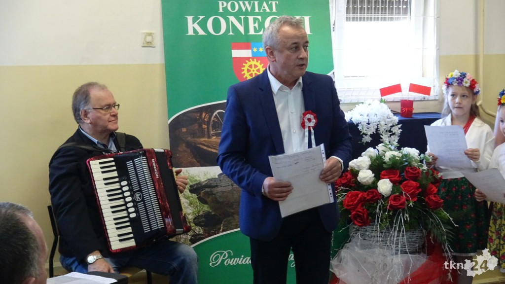 Uczniowie ośrodka w Baryczy w akcji `Do Hymnu` [wideo, zdjęcia]