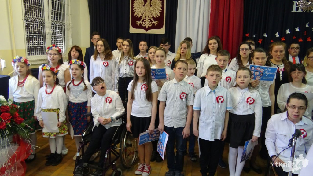 Uczniowie ośrodka w Baryczy w akcji `Do Hymnu` [wideo, zdjęcia]