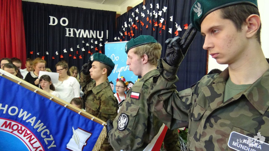Uczniowie ośrodka w Baryczy w akcji `Do Hymnu` [wideo, zdjęcia]
