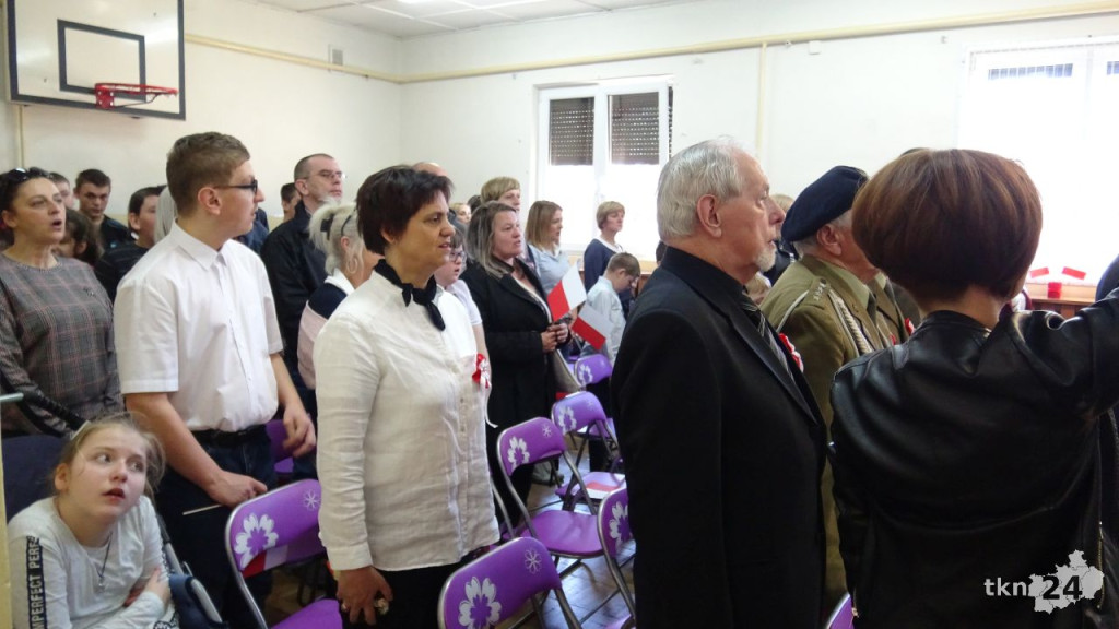 Uczniowie ośrodka w Baryczy w akcji `Do Hymnu` [wideo, zdjęcia]