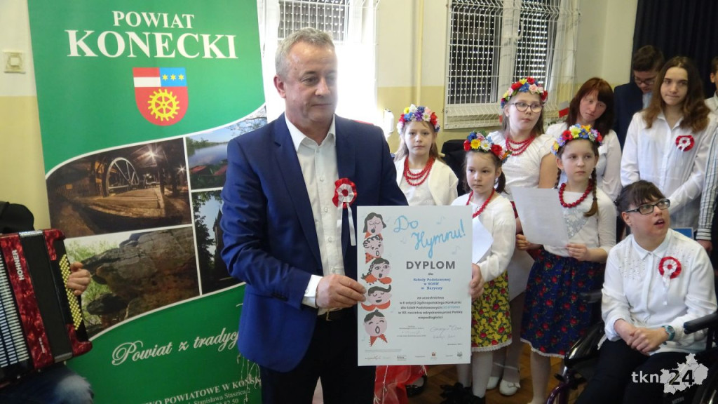 Uczniowie ośrodka w Baryczy w akcji `Do Hymnu` [wideo, zdjęcia]