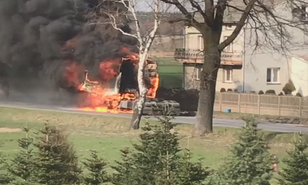 Pożar ciężarówki na DW728 w Kapałowie [foto, wideo]