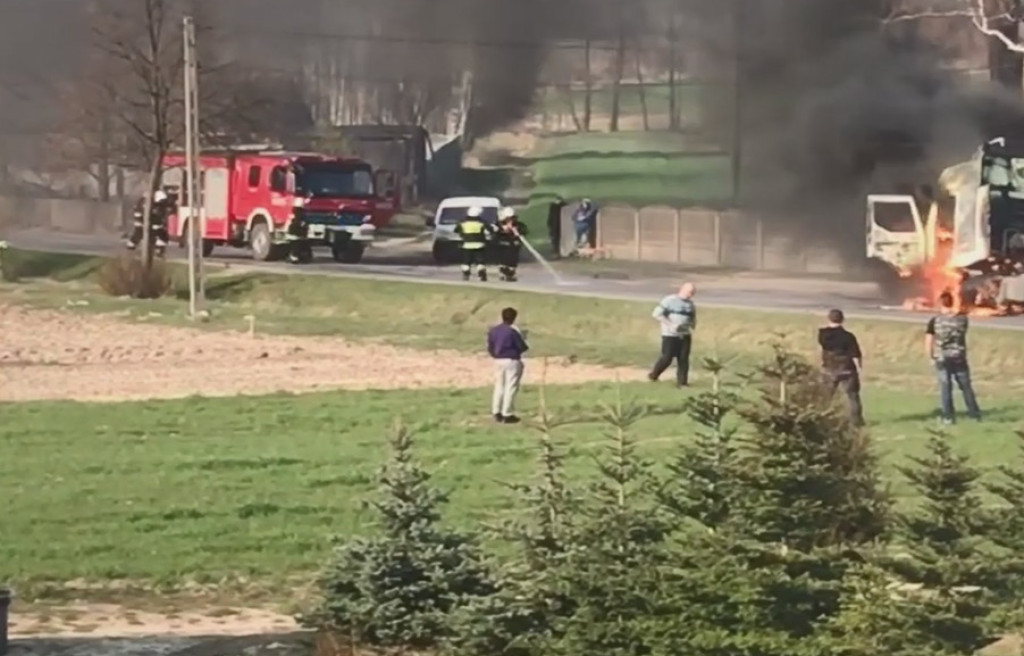 Pożar ciężarówki na DW728 w Kapałowie [foto, wideo]