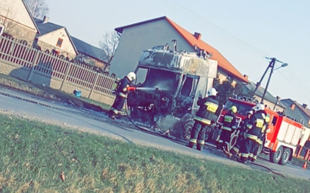 Pożar ciężarówki na DW728 w Kapałowie [foto, wideo]