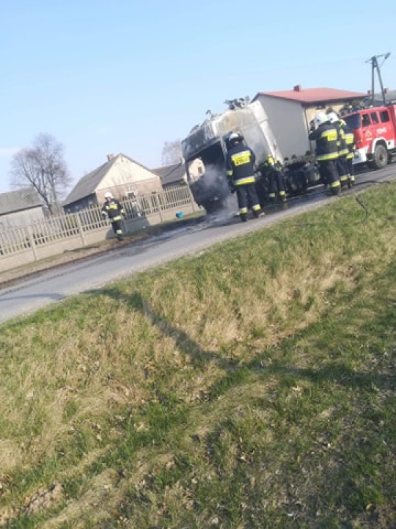 Pożar ciężarówki na DW728 w Kapałowie [foto, wideo]