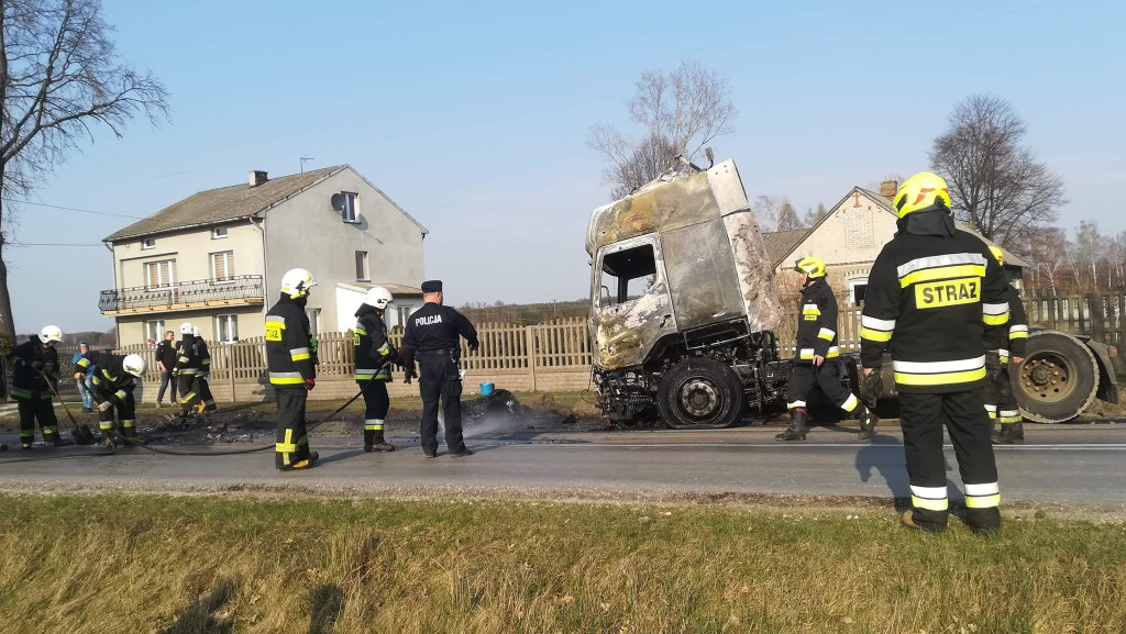Pożar ciężarówki na DW728 w Kapałowie [foto, wideo]