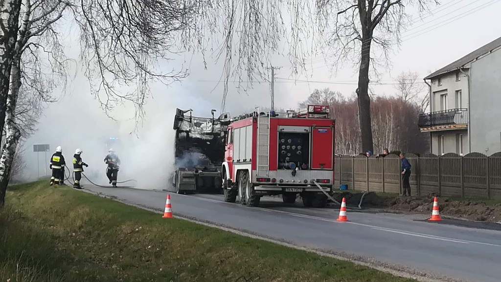 Pożar ciężarówki na DW728 w Kapałowie [foto, wideo]