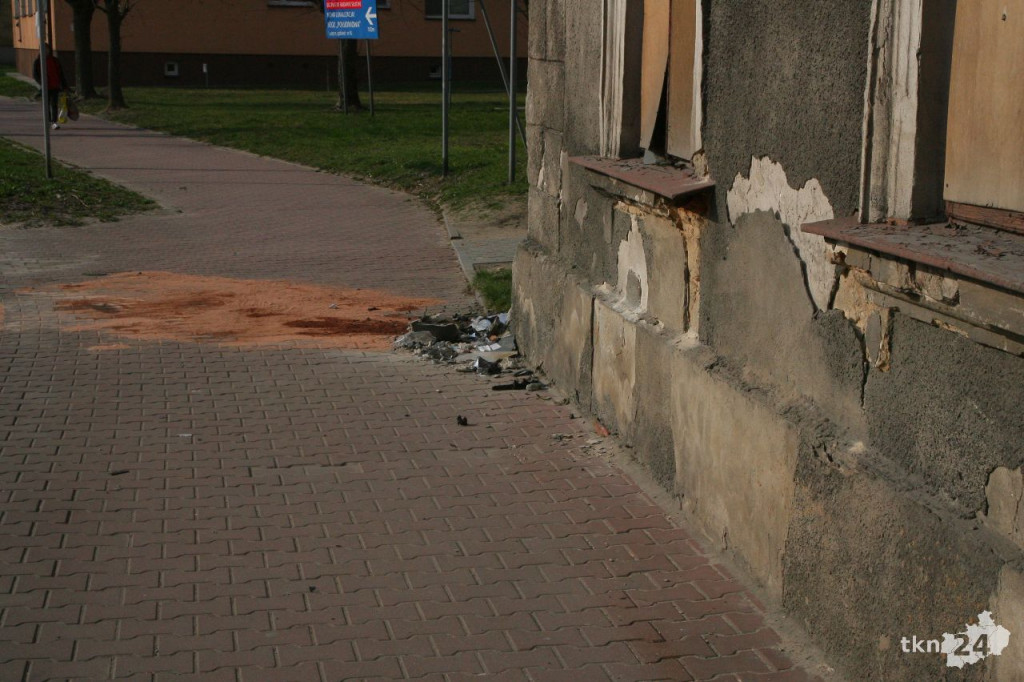 AKTUALIZACJA: Wjechał w kamienicę. Potem uciekał! [zdjęcia]