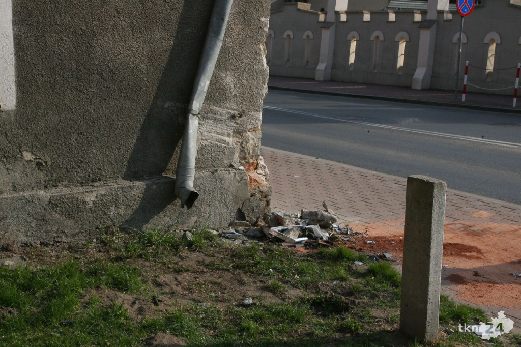 AKTUALIZACJA: Wjechał w kamienicę. Potem uciekał! [zdjęcia]