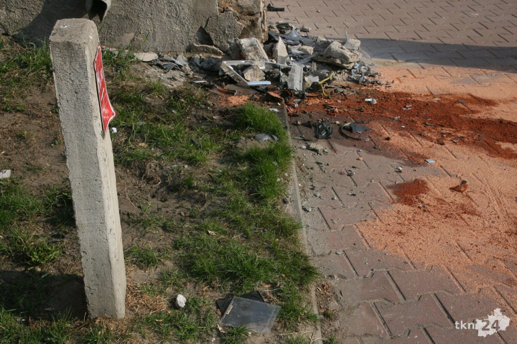 AKTUALIZACJA: Wjechał w kamienicę. Potem uciekał! [zdjęcia]