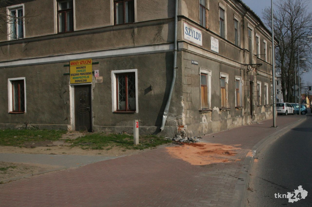 AKTUALIZACJA: Wjechał w kamienicę. Potem uciekał! [zdjęcia]