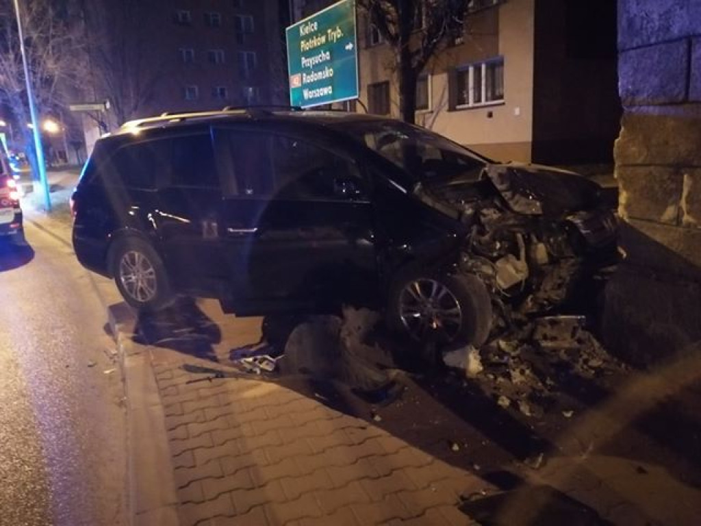 AKTUALIZACJA: Wjechał w kamienicę. Potem uciekał! [zdjęcia]