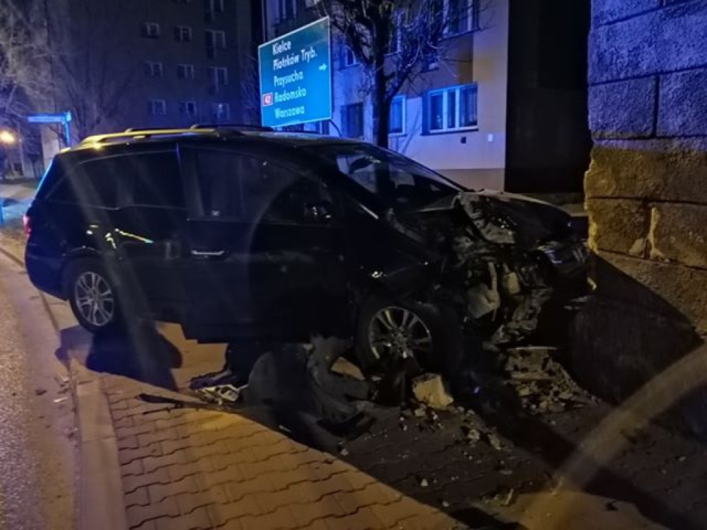 AKTUALIZACJA: Wjechał w kamienicę. Potem uciekał! [zdjęcia]