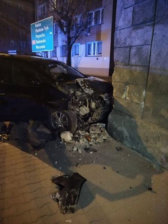 AKTUALIZACJA: Wjechał w kamienicę. Potem uciekał! [zdjęcia]