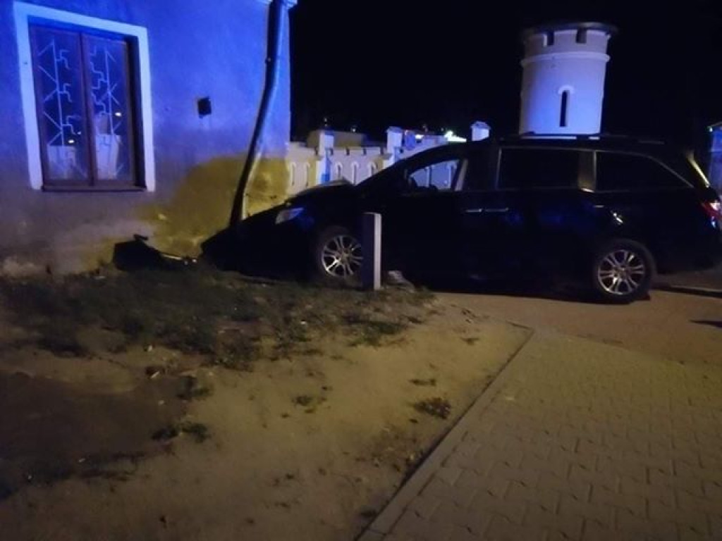 AKTUALIZACJA: Wjechał w kamienicę. Potem uciekał! [zdjęcia]