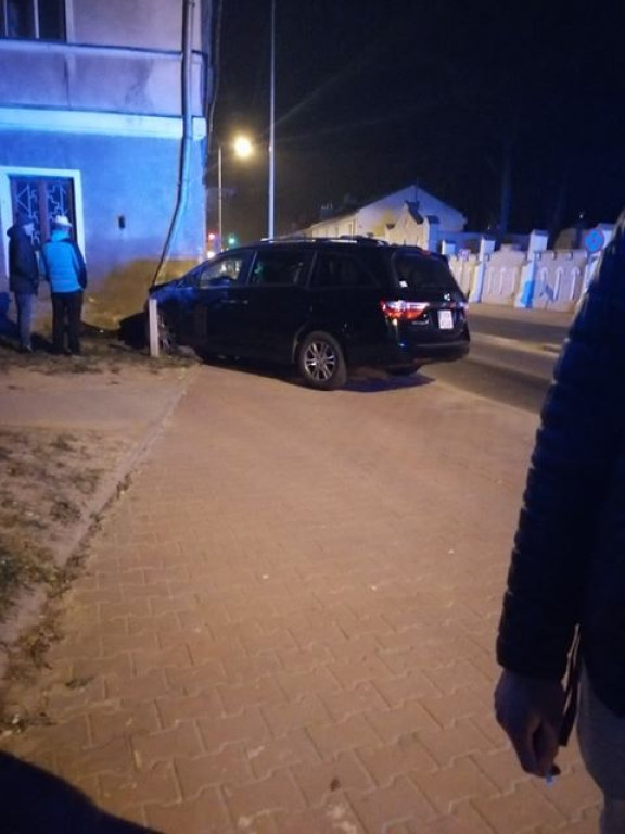AKTUALIZACJA: Wjechał w kamienicę. Potem uciekał! [zdjęcia]