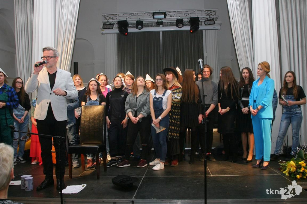 Młodzież z `Nowego` z Teatru `Lustro` zachwyciła w Leliwie [wideo, zdjęcia]