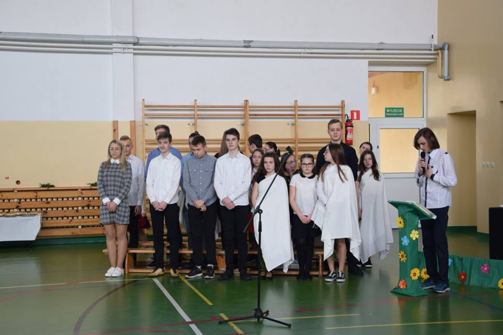 Uczniowie zaprezentowali Misterium Wielkanocne [zdjęcia]