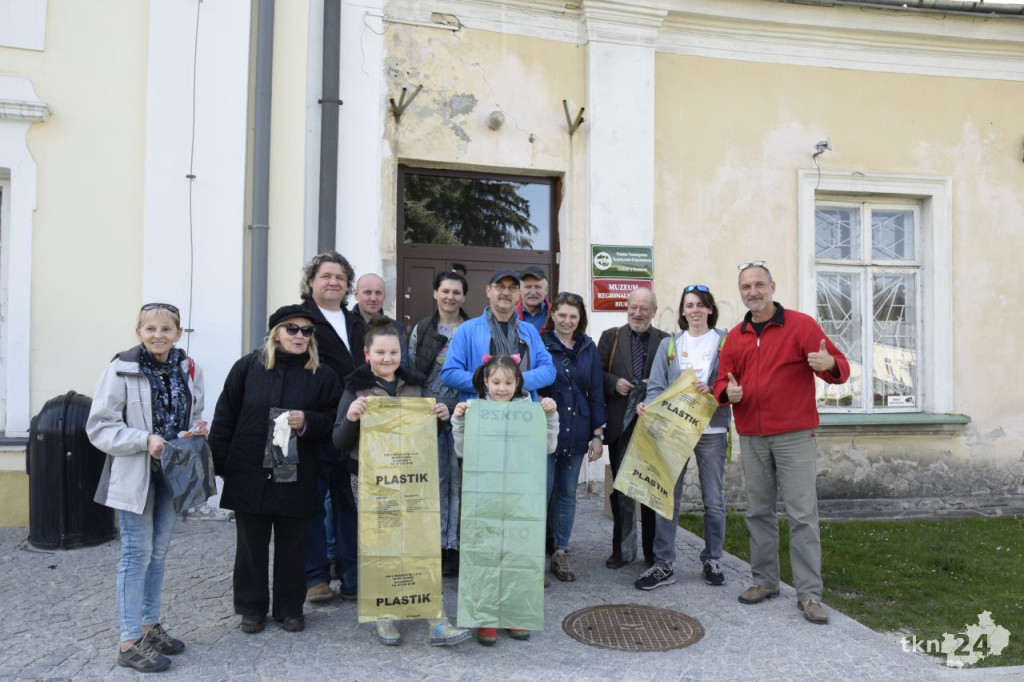 Członkowie PTTK-u Końskie sprzątali szlaki! [zdjęcia]