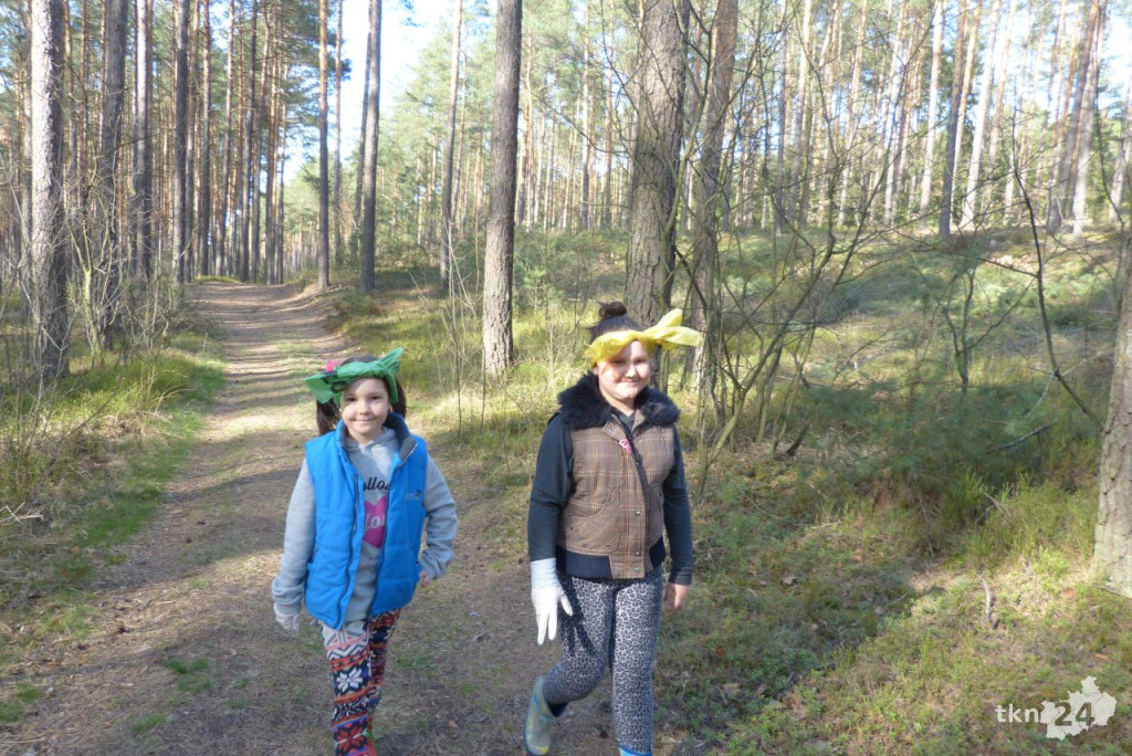Członkowie PTTK-u Końskie sprzątali szlaki! [zdjęcia]