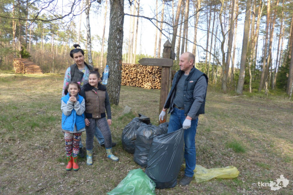 Członkowie PTTK-u Końskie sprzątali szlaki! [zdjęcia]