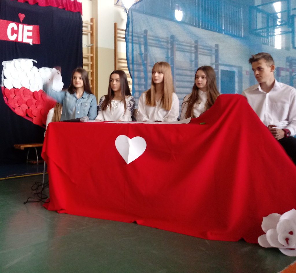 Uczniowie uczcili 228. rocznicę uchwalenia Konstytucji 3 Maja [zdjęcia]