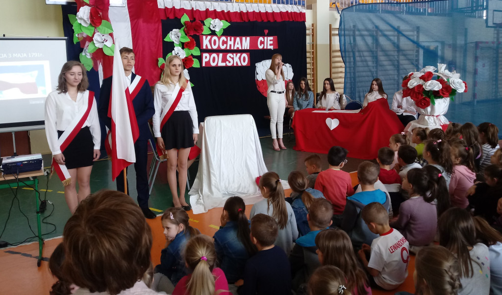 Uczniowie uczcili 228. rocznicę uchwalenia Konstytucji 3 Maja [zdjęcia]
