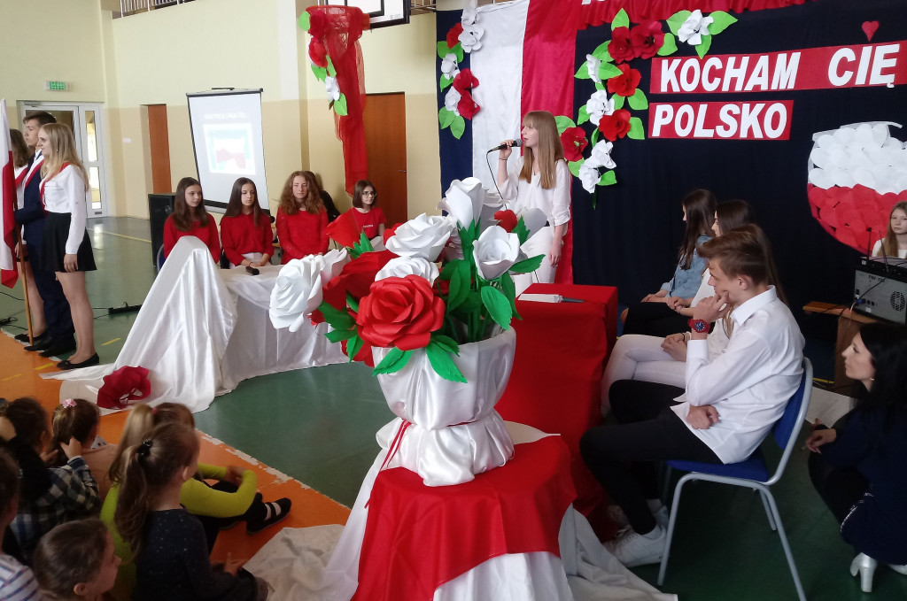 Uczniowie uczcili 228. rocznicę uchwalenia Konstytucji 3 Maja [zdjęcia]