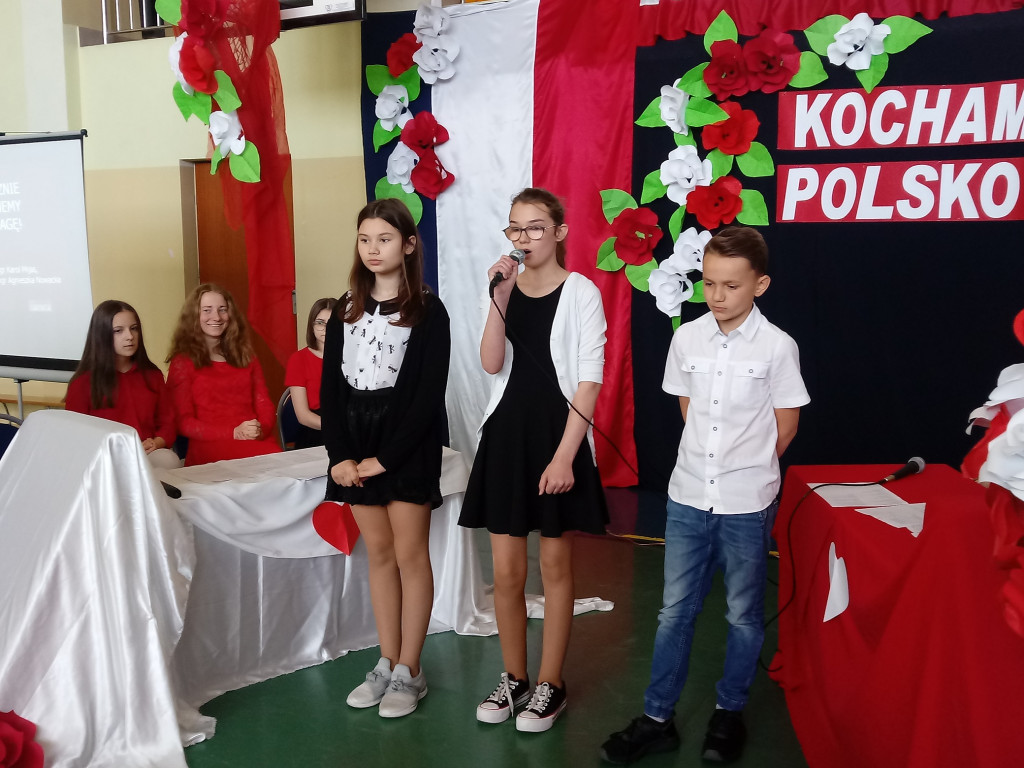Uczniowie uczcili 228. rocznicę uchwalenia Konstytucji 3 Maja [zdjęcia]