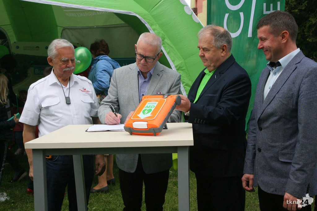 Compensa uczyła ratowania życia. Końskie otrzymały defibrylator! [fotorelacja]