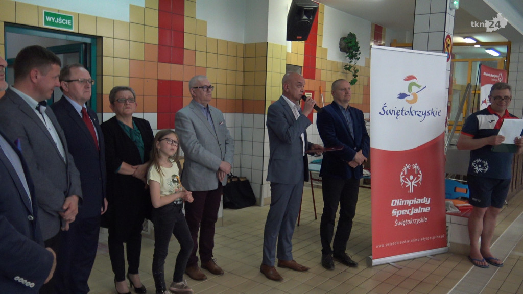 Niezwykli sportowcy rywalizowali na koneckiej pływalni [wideo, zdjęcia]