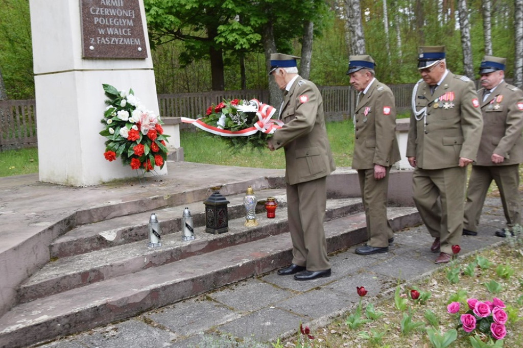 Złożyli wieńce pod pomnikiem poległych w Baryczy [zdjęcia]