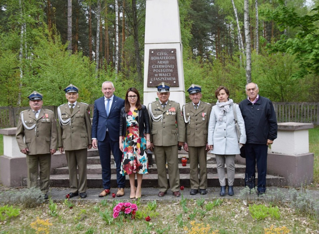 Złożyli wieńce pod pomnikiem poległych w Baryczy [zdjęcia]