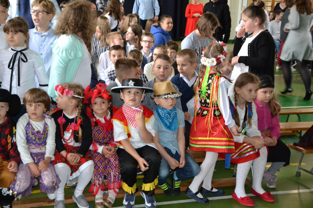 W Rogowie szkolna społeczność świętowała dzień patrona! [zdjęcia]