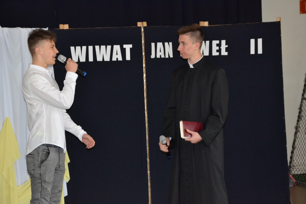 W Rogowie szkolna społeczność świętowała dzień patrona! [zdjęcia]