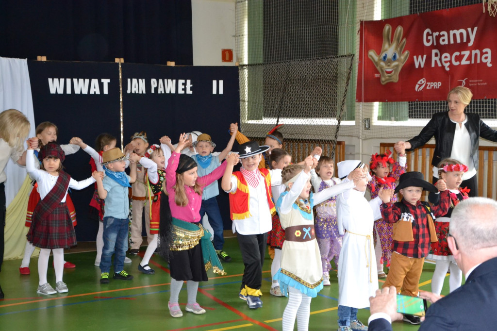 W Rogowie szkolna społeczność świętowała dzień patrona! [zdjęcia]