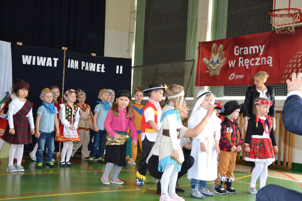 W Rogowie szkolna społeczność świętowała dzień patrona! [zdjęcia]