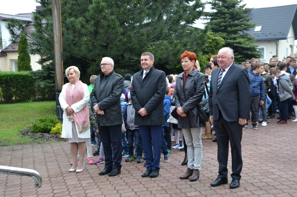 W Rogowie szkolna społeczność świętowała dzień patrona! [zdjęcia]